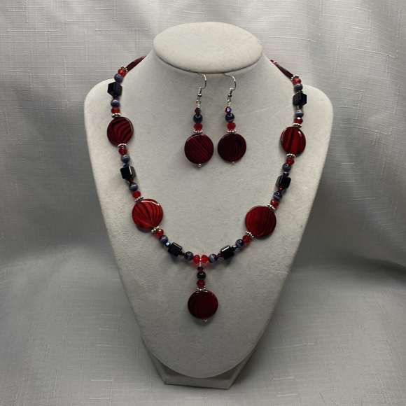 Handcrafted Red and Black Shell Necklace and Earring Set - Picture 2 of 5